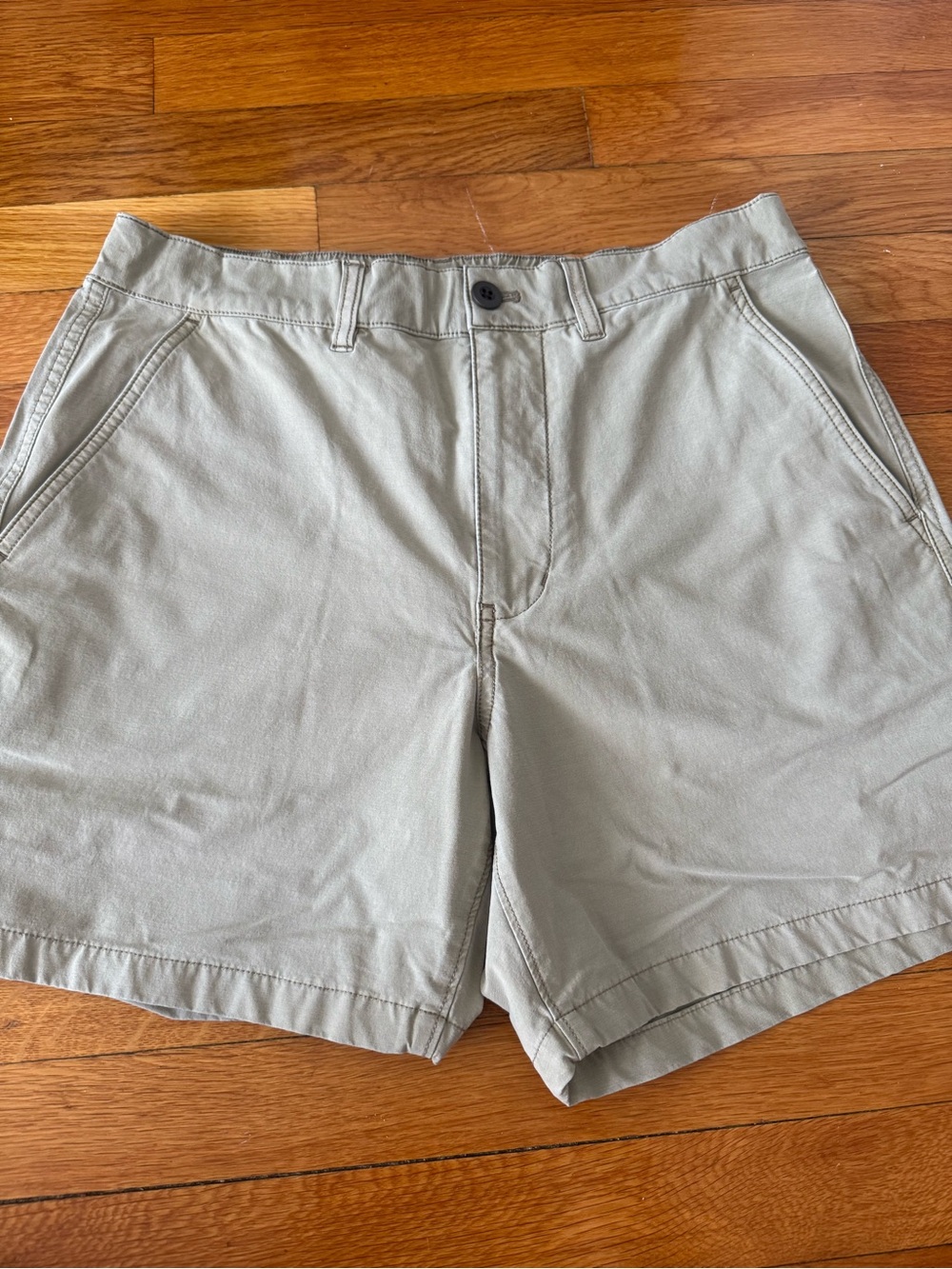 Madewell Men's Flat Front Shorts in Light Gray